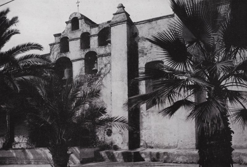 Kalifornia: Bells of Mission San Gabriel, perustettu 1771, unikon peittämien juurten rinteillä lähellä Pasadenaa (m/v kuva) tekijältä American Photographer (after)
