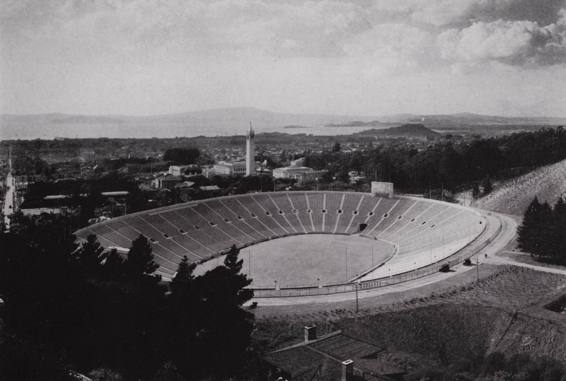 Kalifornia: Berkeley, University of California Memorial Stadium, 75 000 istumapaikkaa (m/v kuva) tekijältä American Photographer (after)