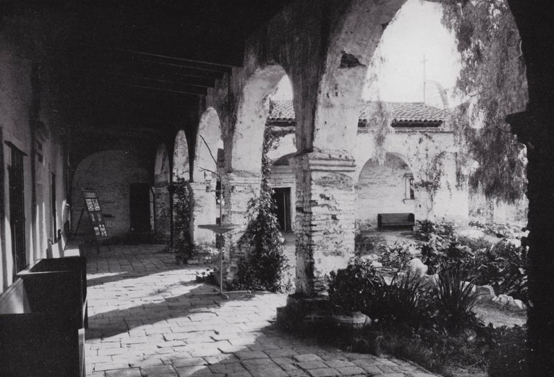Kalifornia: Mission San Juan Capistrano, perustettu 1776, Los Angelesin eteläpuolella (m/v kuva) tekijältä American Photographer (after)