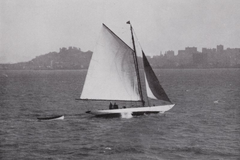 Kalifornia: San Francisco Bay, Telegraph Hillin ja Russian Hillin siluetti taustalla (m/w kuva) tekijältä American Photographer (after)