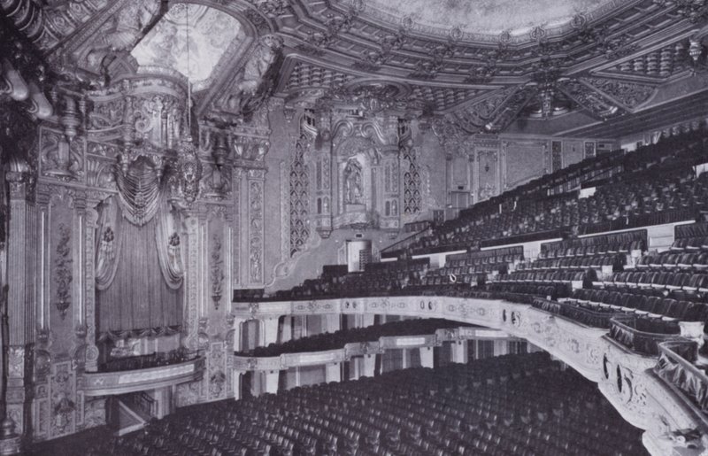 Chicago: Interior, Oriental Theatre (m/w kuva) tekijältä American Photographer (after)