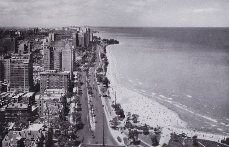 Chicago: Sheridan Road ja Oak Street Beach, katsot pohjoiseen Drake-hotellista (m/w kuva) tekijältä American Photographer (after)