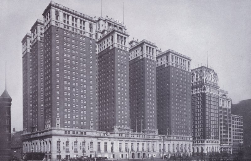 Chicago: The Stevens Hotel, Blackstone Hotel oikealla (m/w kuva) tekijältä American Photographer (after)