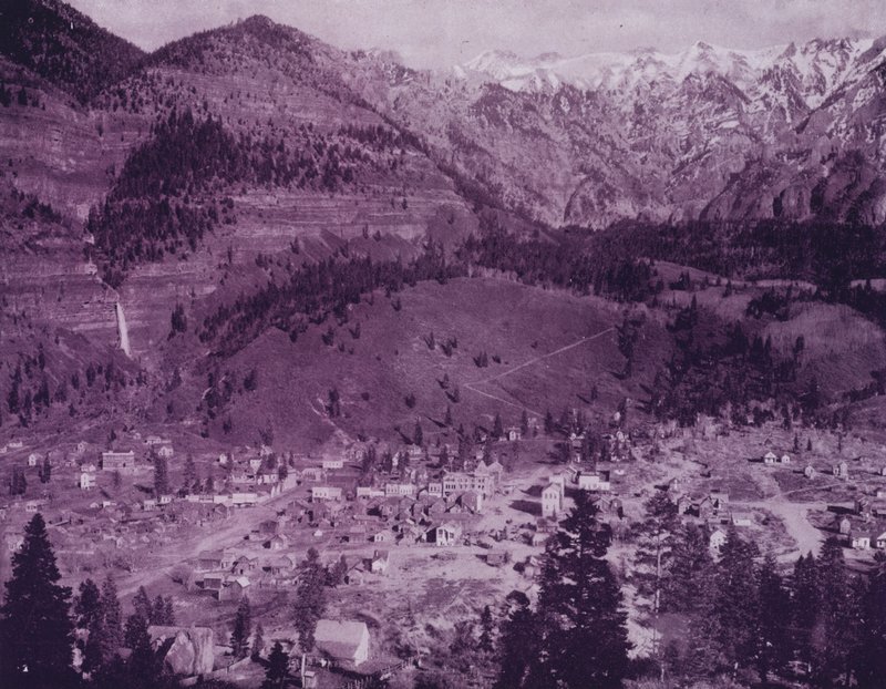 Ourayn kaupunki ja Ouray-vuoret, Colorado (m/w kuva) tekijältä American Photographer (after)