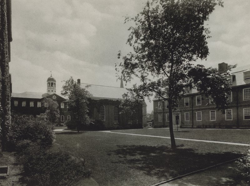 Harvardin yliopisto: Harvard Hall; Holden kappeli; Mower Hall, asuntola (m/w kuva) tekijältä American Photographer (after)