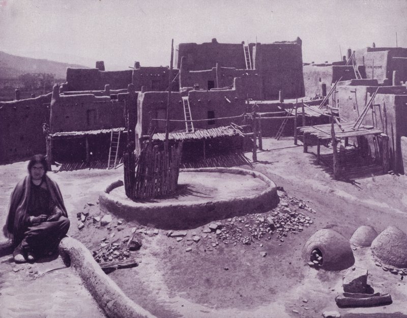 Pueblo-kaupungin sisäpiha, Arizona (m/w kuva) tekijältä American Photographer (after)