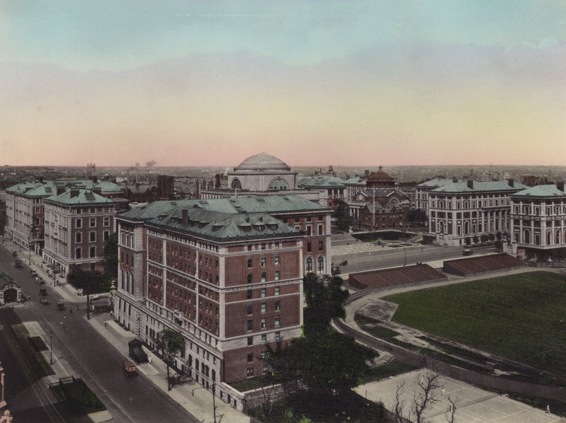 New York: Columbia University, Amsterdam Avenue ja West 110th Street (kuva) tekijältä American Photographer (after)