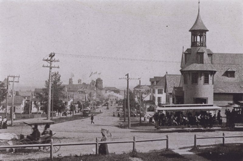 Old Orchard Beach, Maine: Old Orchard katsoo rannalle (m/w kuva) tekijältä American Photographer (after)