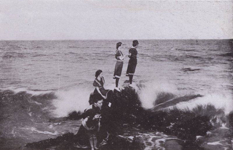 Old Orchard Beach, Maine: Surffaa Googins Rocksissa (m/w kuva) tekijältä American Photographer (after)