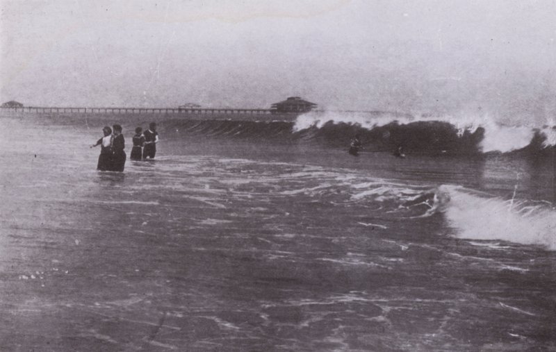 Old Orchard Beach, Maine: Surffaus (m/w kuva) tekijältä American Photographer (after)