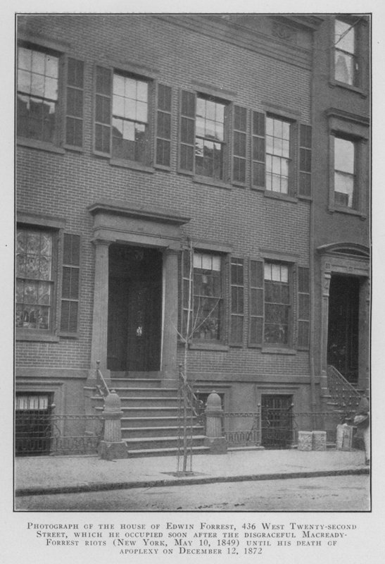 Valokuva Edwin Forrestin talosta, 436 West Twenty-second Street, jonka hän miehitti pian häpeällisten Macready Forrestin mellakoiden jälkeen (New York tekijältä American Photographer (after)
