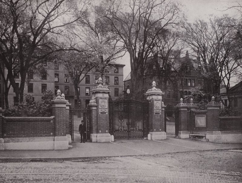 Providence, Rhode Island: Van Wickle Gate, Brownin yliopisto (m/v kuva) tekijältä American Photographer (after)