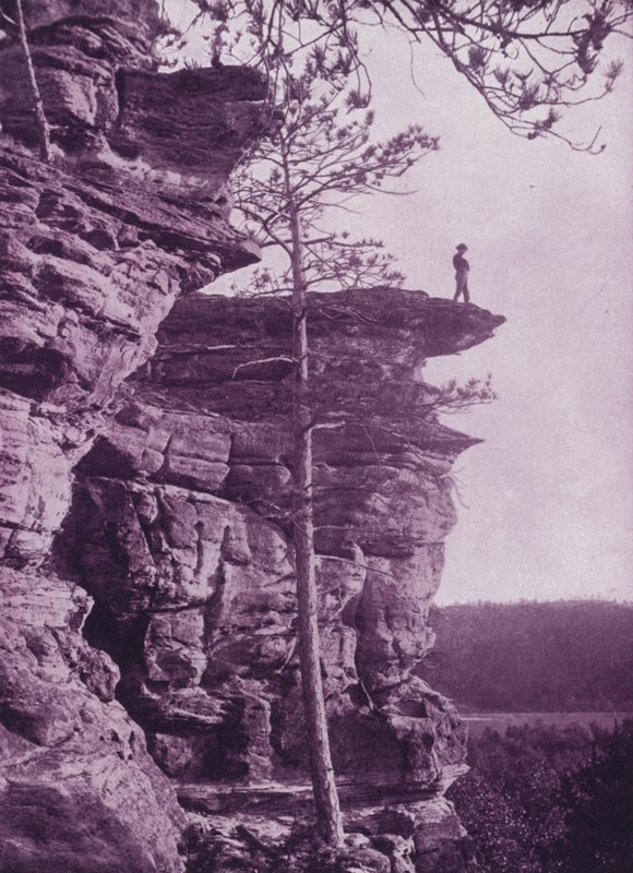 Signal Rock, a prop de Camp Douglas, Wisconsin (foto b/n) finlandès tekijältä American Photographer (after)
