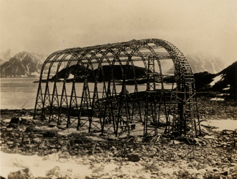 America, ei-jäykkä ilmalaiva, jonka Mutin Godard rakensi Ranskassa Walter Wellmanin yritykselle päästä lentoteitse pohjoisnavalle. (m/w kuva) tekijältä American Photographer (after)