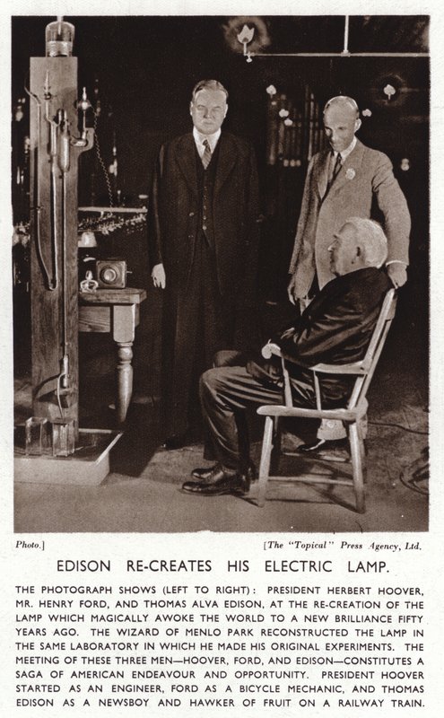 Thomas Edison luo sähkövalonsa uudelleen presidentti Herbert Hooverille ja Henry Fordille (m/v kuva) tekijältä American Photographer (after)