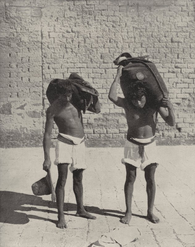 Water Carriers at Guanajuato (m/w kuva) tekijältä American Photographer (after)