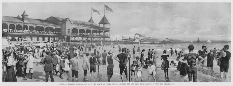 Sunnuntaiaamun uimaranta Coney Islandin rannalla, jossa näkyy Iron Steamboatsin uuden rautalaiturin laituri (m/v kuva) tekijältä American Photographer