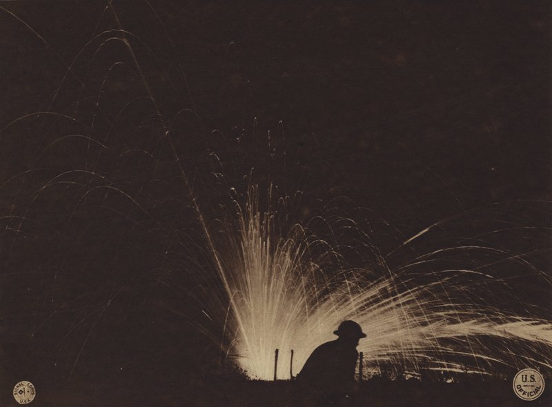 Amerikka ensimmäisessä maailmansodassa: Fosforipommin räjähdys (s/w-kuva). tekijältä American Photographer