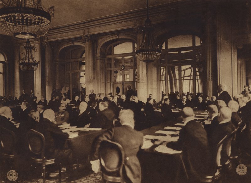 Amerikka ensimmäisessä maailmansodassa: Ranskan pääministeri Georges Clemenceau esittelee saksalaisille edustajille liittoutuneiden rauhanehdot Trianonin palatsissa Versailles