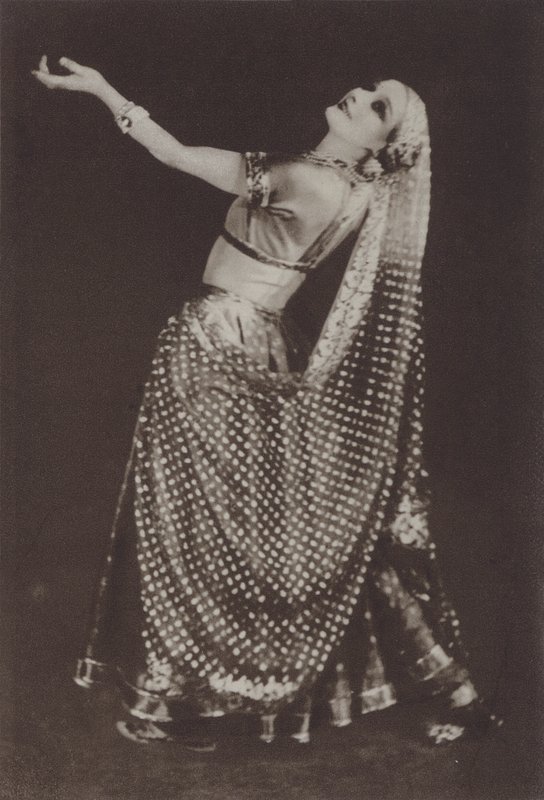 Ann Pavlova Rada elokuvassa "Oriental Impressions" (s/w-kuva). tekijältä American Photographer
