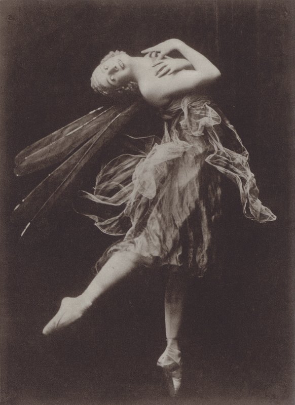 Anna Pavlova elokuvassa Lohikäärmekärpänen (s/w-kuva) tekijältä American Photographer