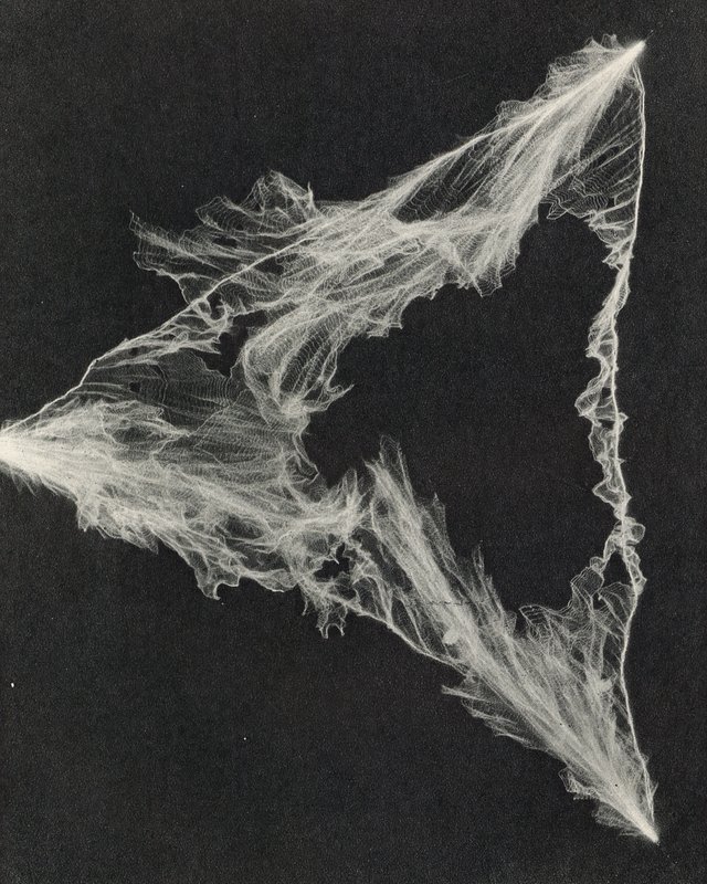 Laboratoriossa tuotettu keinotekoinen salama (s/w-kuva) tekijältä American Photographer