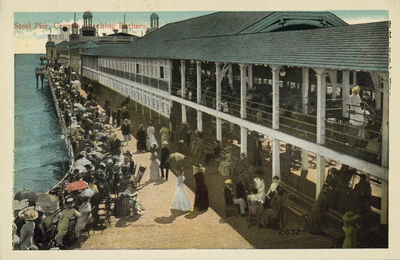 Atlantic City, NJ: Steel Pier, väkijoukko katselee uimareita (värikuva) tekijältä American Photographer