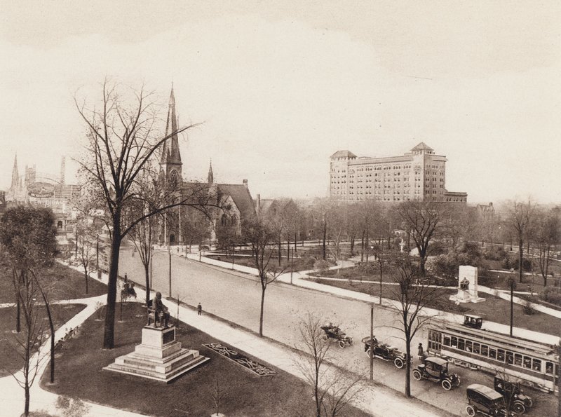 Lintuperspektiivinäkymä Grand Circus Parkista, jossa näkyy Woodward Avenue, Pingree Monument, Maybury Monument, Central M E Church ja YMCA Building, Detroit, Michigan (s/w valokuva). tekijältä American Photographer