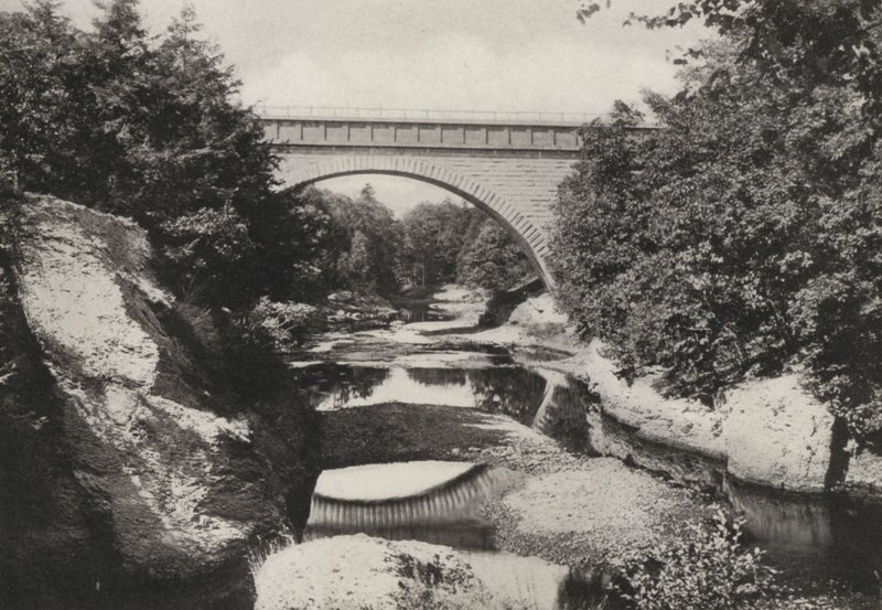 Boston: Newton Upper Falls, Newton (s/w-kuva): Echo Bridge, Newton Upper Falls, Newton (s/w-kuva) tekijältä American Photographer