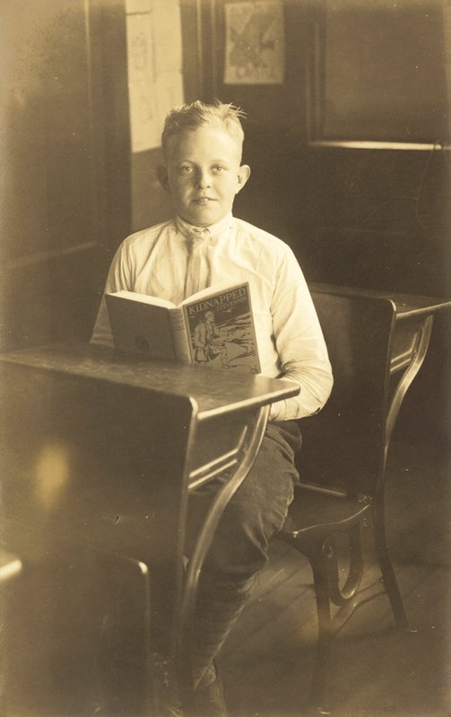 Poika lukee kidnapattua (s/w-kuva) tekijältä American Photographer