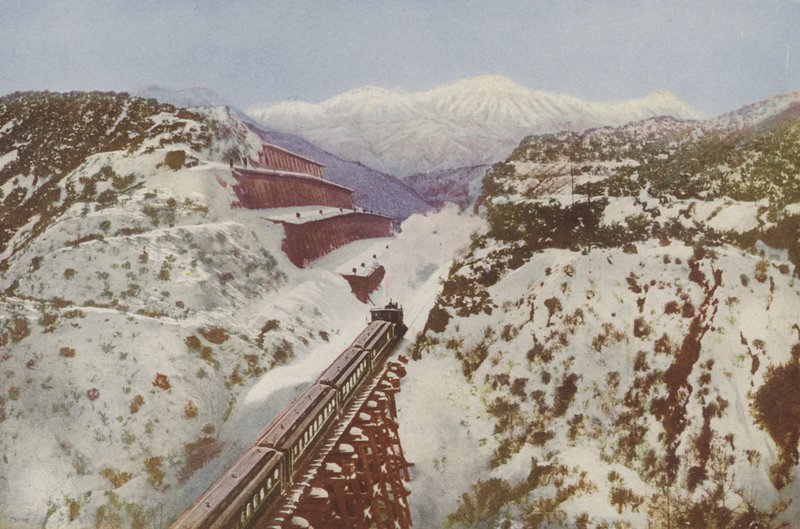 Cajon Pass, Coast Range -vuoriston huipulla, Kalifornia (värillinen kuva) tekijältä American Photographer