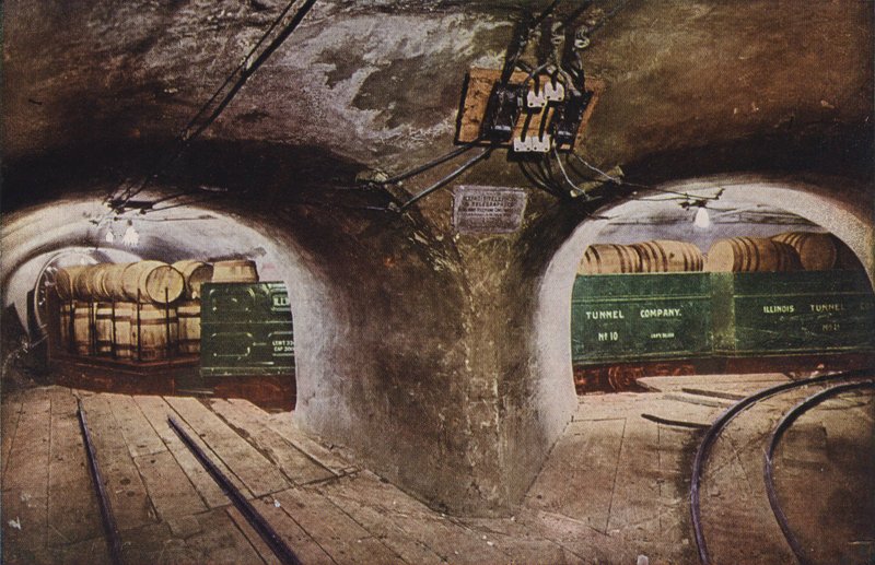 Chicago: Maanalainen tunneli kadun risteyksessä, jossa näkyy kuormattuja tavaravaunuja (värikuva). tekijältä American Photographer