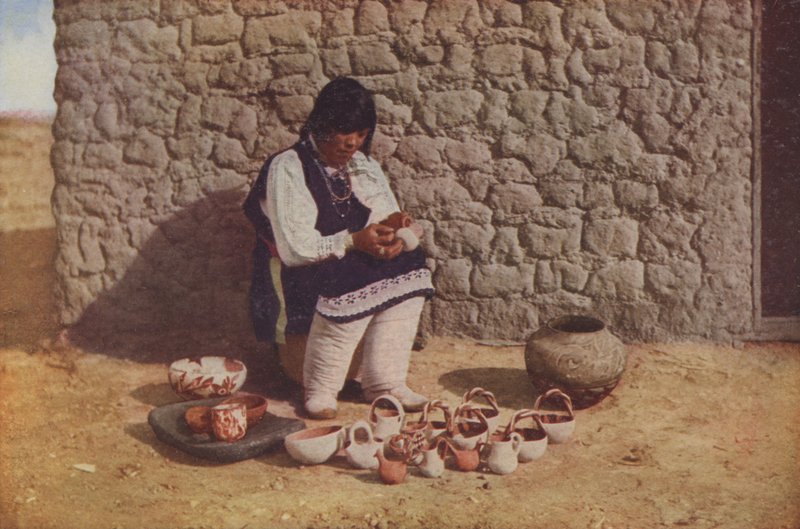 Keramiikan koristelu, Pueblo of Isleta, New Mexico (värillinen kuva) tekijältä American Photographer