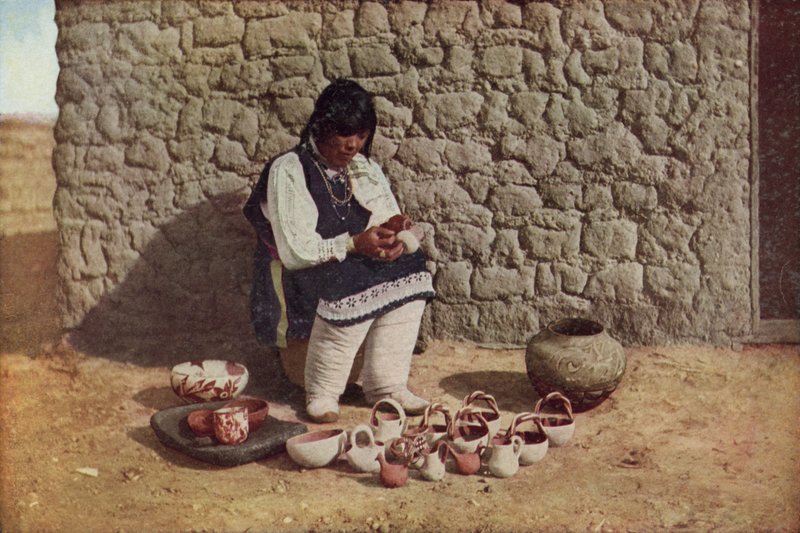 Sisustuskeramiikka, Pueblo of Isleta, New Mexico (värillinen kuva) tekijältä American Photographer