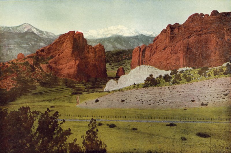 Gateway, Garden of the Gods, Colorado, Pikes Peak in the Distance (värillinen kuva) tekijältä American Photographer