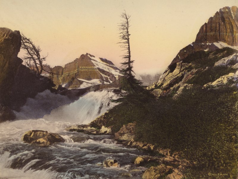 Glacierin kansallispuisto: McDermott Falls ja Gould Mountain (värillinen kuva) tekijältä American Photographer