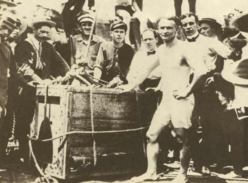 Harry Houdini lasketaan jääpeitteiseen Detroit-jokeen vuonna 1907 (s/w-kuva). tekijältä American Photographer