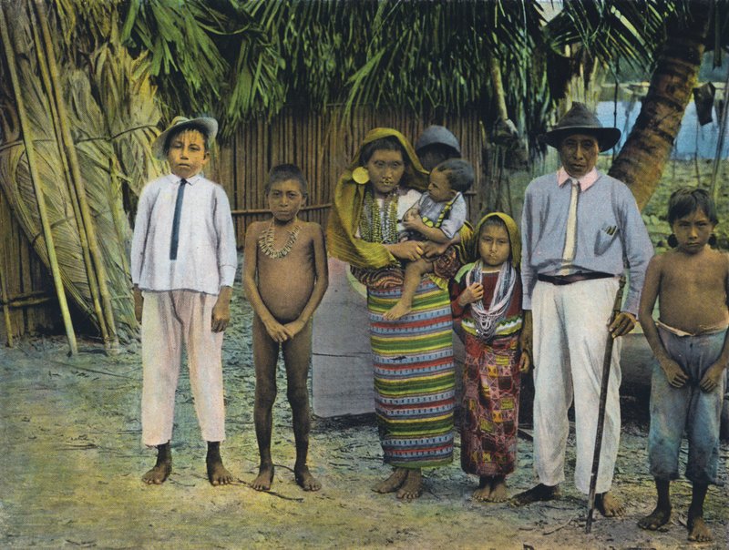 Intiaanien perhe, Cartin saari, San Blas, Panaman tasavalta tekijältä American Photographer