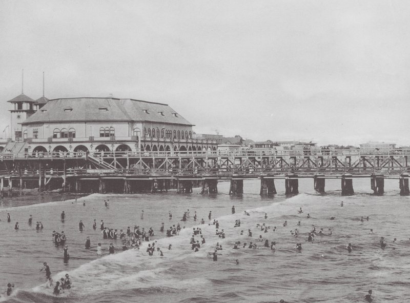Long Beach, Kalifornia: Municipal Auditorium and Bathing Scene (s/w valokuva). tekijältä American Photographer