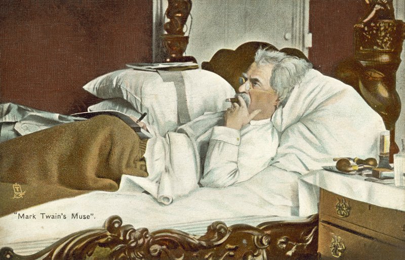 Mark Twain makaa sängyssä ja polttaa sikaria (värikuva). tekijältä American Photographer