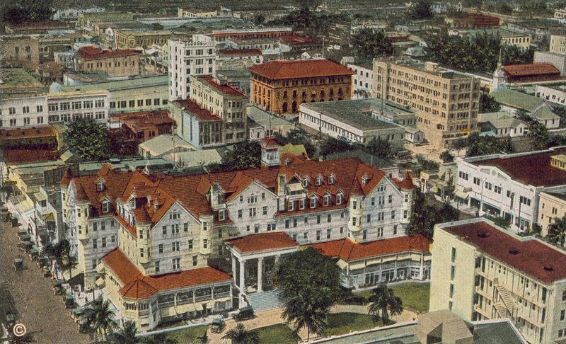 Miami, Florida, noin 1925: Halcyon-hotelli etualalla (värikuva). tekijältä American Photographer
