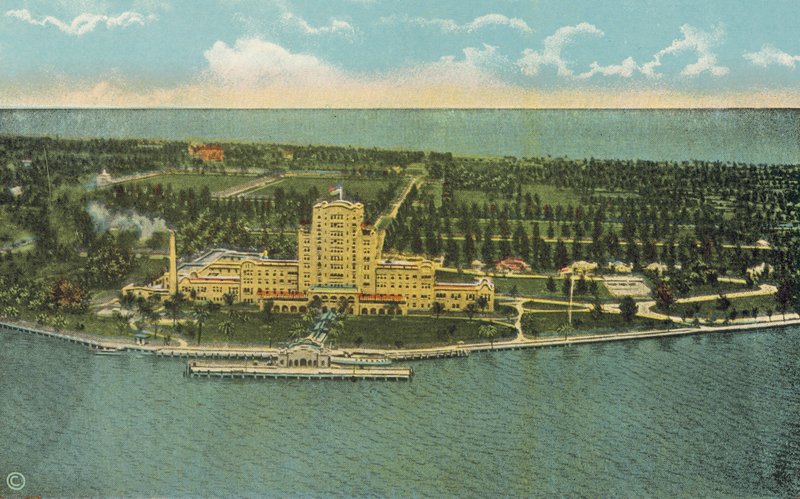 Miami, Florida, noin 1925: Kaunis Flamingo-hotelli ja sen ympäristö (värikuva). tekijältä American Photographer