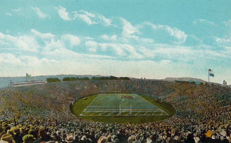New Haven, Conn: "Yalen suuri jalkapallostadion, johon mahtuu 80 000 ihmistä (värikuva). tekijältä American Photographer