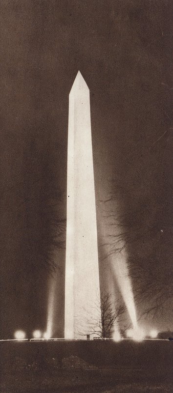 Valonheittimien valaisema obeliski yöllä (s/w-kuva). tekijältä American Photographer