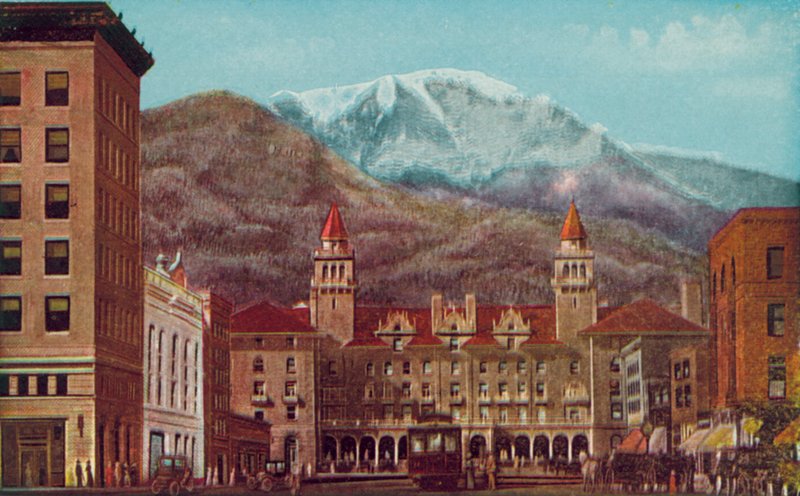 Pikes Peak Avenue, Colorado Springs, Colorado, Pikes Peak kaukana (värikuva). tekijältä American Photographer