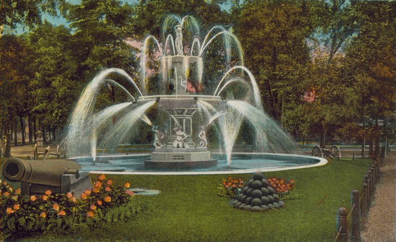 Poughkeepsie: Memorial Fountain (värikuva) tekijältä American Photographer