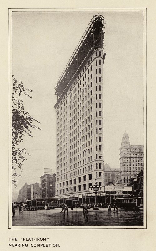 "Flat-Iron" lähestyy valmistumistaan (s/w-kuva). tekijältä American Photographer