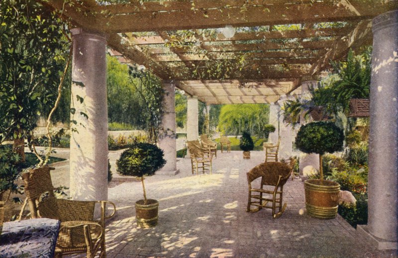 Kalifornialaisen kodin pergola (värikuva). tekijältä American Photographer