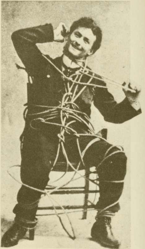Nuori Harry Houdini tekemässä pakoköysitemppua vuonna 1898 (s/w-kuva). tekijältä American Photographer
