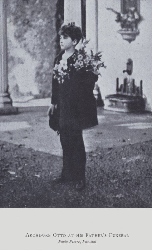 Itävallan arkkiherttua Otto isänsä hautajaisissa vuonna 1922 (b/w kuva) tekijältä Austrian Photographer